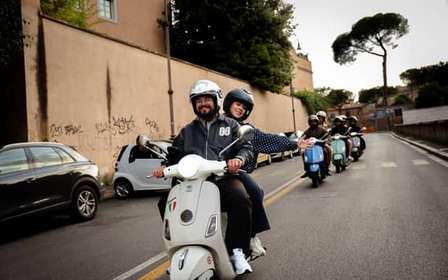 Rome: Vespa-scootertour met gids naar iconische bezienswaardigheden