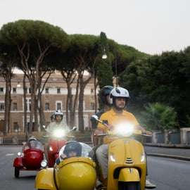 Római Vespa-oldalkocsis túra helyi sofőrrel