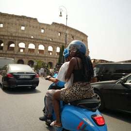 Rome: Vespa-scootertour met gids naar iconische bezienswaardigheden