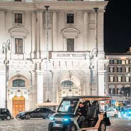 Golfkar tour Rome bij nacht langs verlichte pleinen