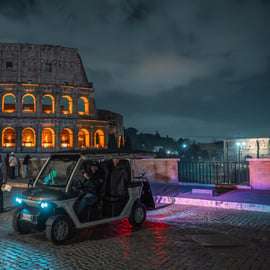 Golfkar tour Rome bij nacht langs verlichte pleinen