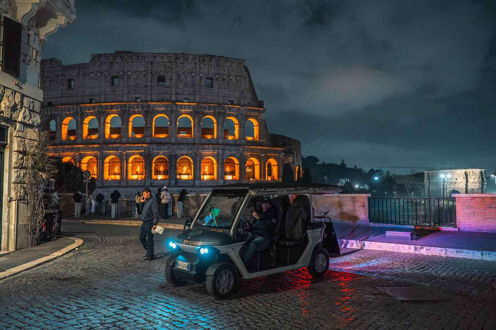 Golfkar tour Rome bij nacht langs verlichte pleinen