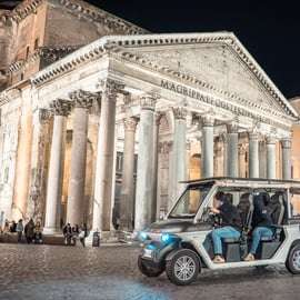 Golfkar tour Rome bij nacht langs verlichte pleinen